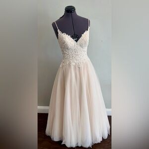 Elegant Cream Lace Wedding Dress